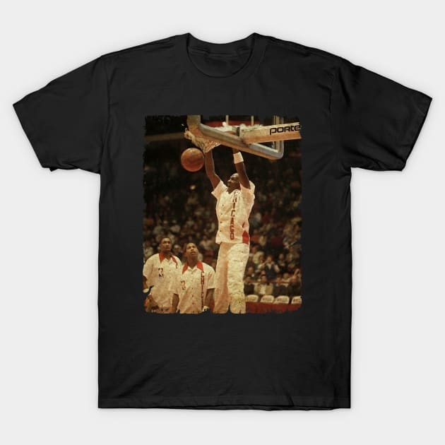 A Rookie Michael Jordan Stunning His Teammates T-Shirt by Wendyshopart